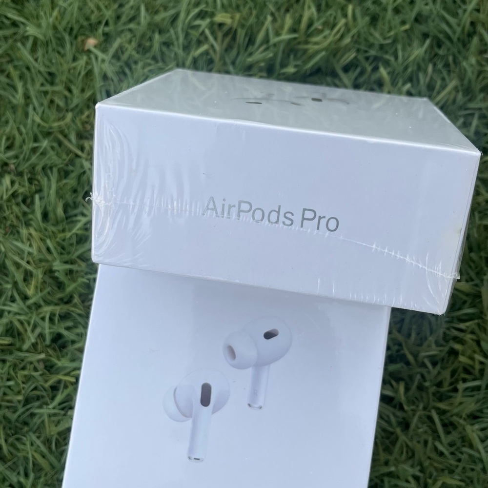 Apple AirPods Pro gen 2 with Charging Case - White